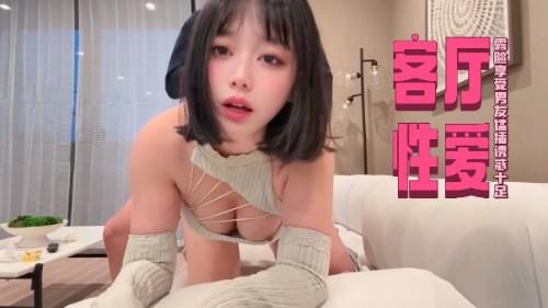 OF极品美女 黑猫酱 双视角私拍流出 客厅里男友后入爆操骚穴女上摇摇乐 露脸享受男友猛插诱惑十足